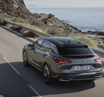 FLOWING, AERODYNAMIC LINES IMAGE